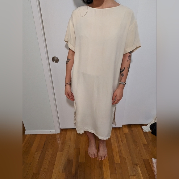 Aritzia Babaton 100% Silk Minimalist Crew Neck Midi Dress Slit Cream Medium Mode - Picture 2 of 7